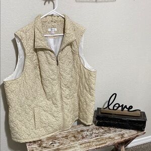 NICE light CJ banks vest sz 3x. This would be perfect for spring 💐